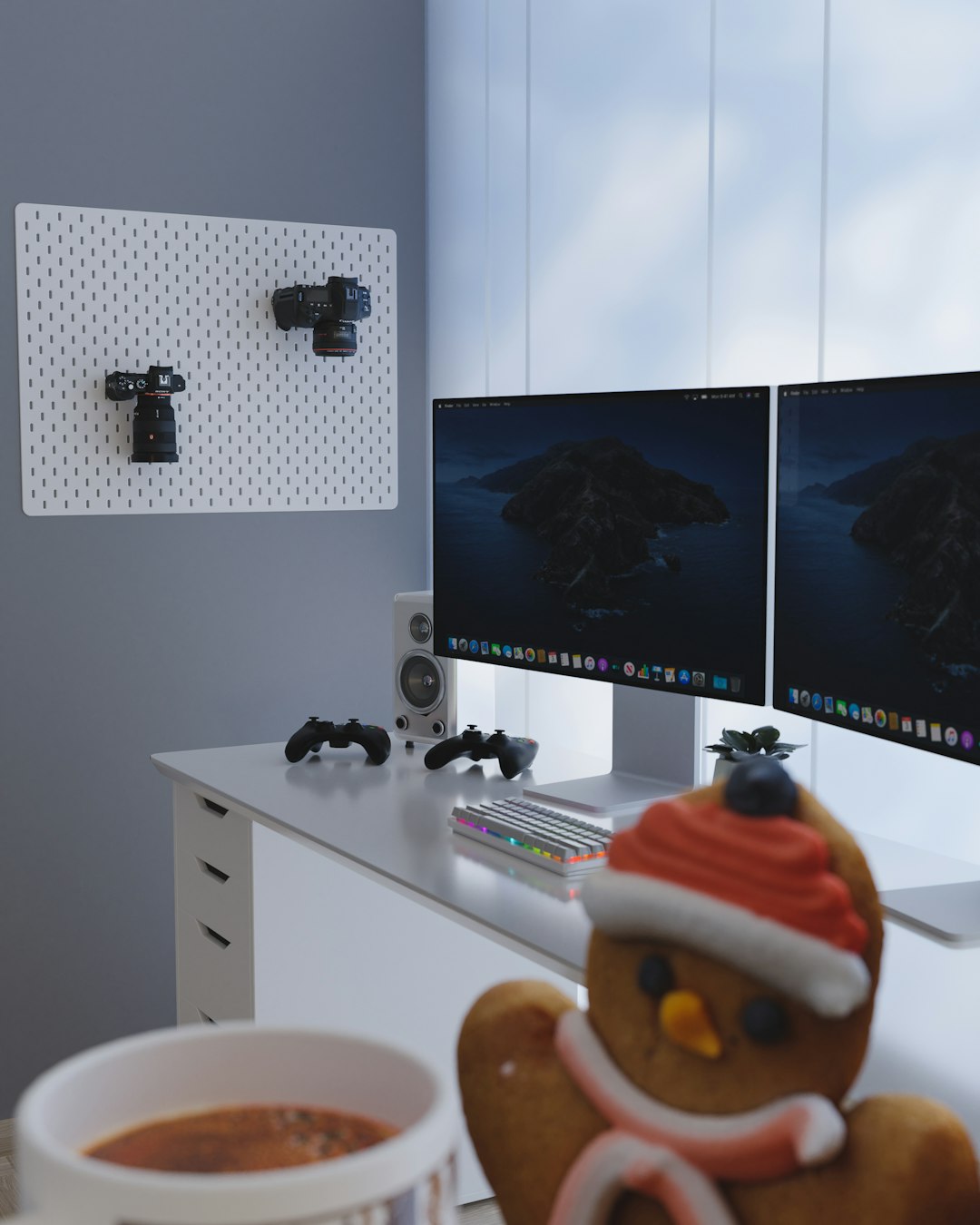 gallery-2 black-flat-screen-tv-on-white-wooden-table-sq-lpzxckoo